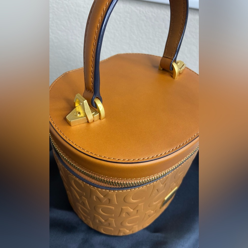 MCM-Bucket Bag - Picture 4 of 17